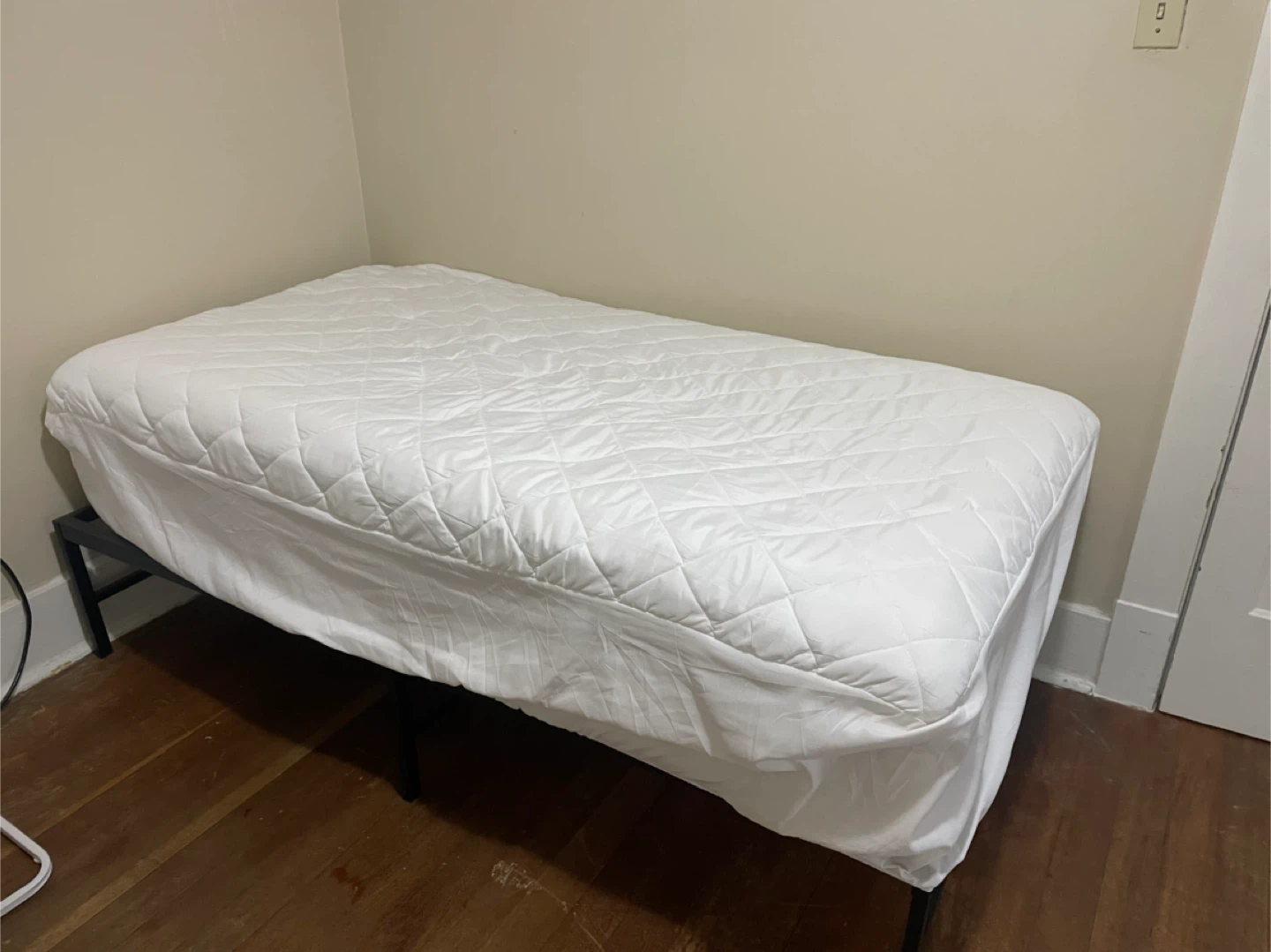 Twin Bed - with mattress and bedframe - photo 4