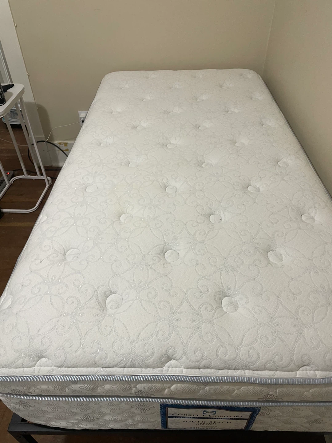 Twin Bed - with mattress and bedframe - photo 2