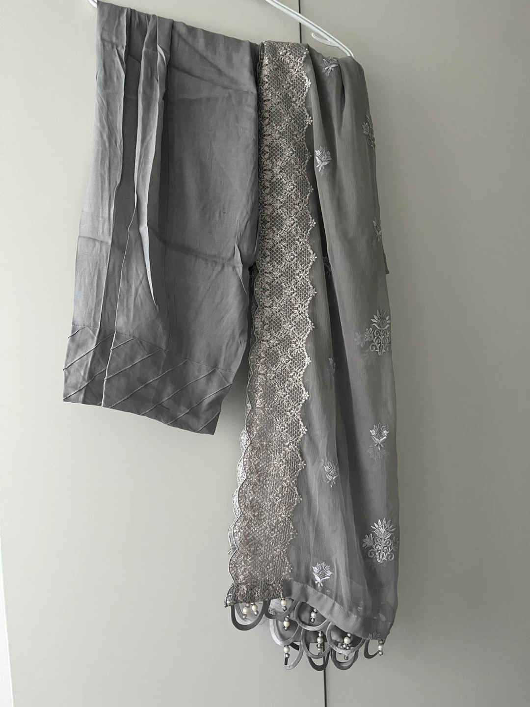 Brand New!! Grey Embroidered Kurti Pants and Dupatta Set - photo 2