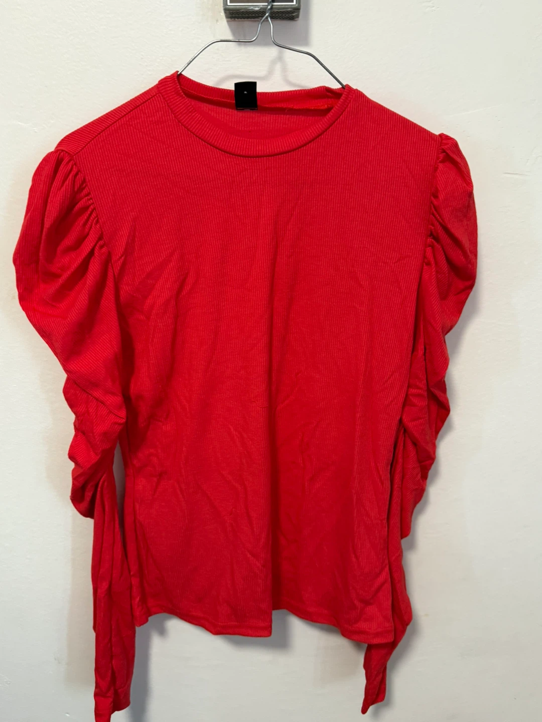 ‼️DECLUTTER‼️ Red Ruched Sleeve Ribbed Top - Size L - photo 3