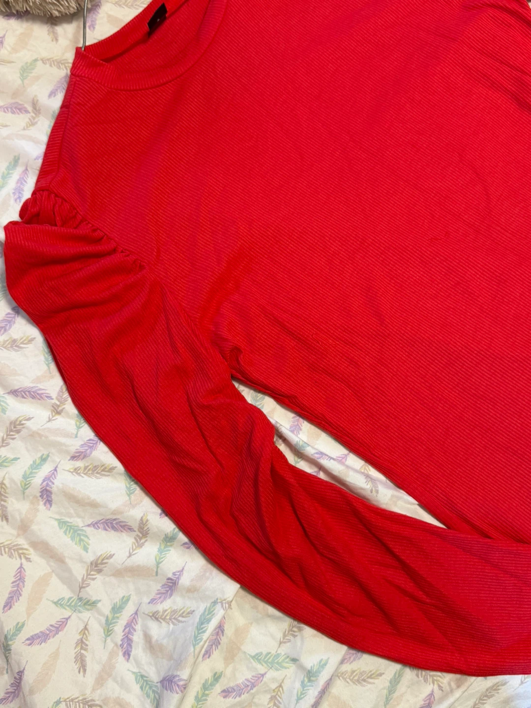 ‼️DECLUTTER‼️ Red Ruched Sleeve Ribbed Top - Size L - photo 5
