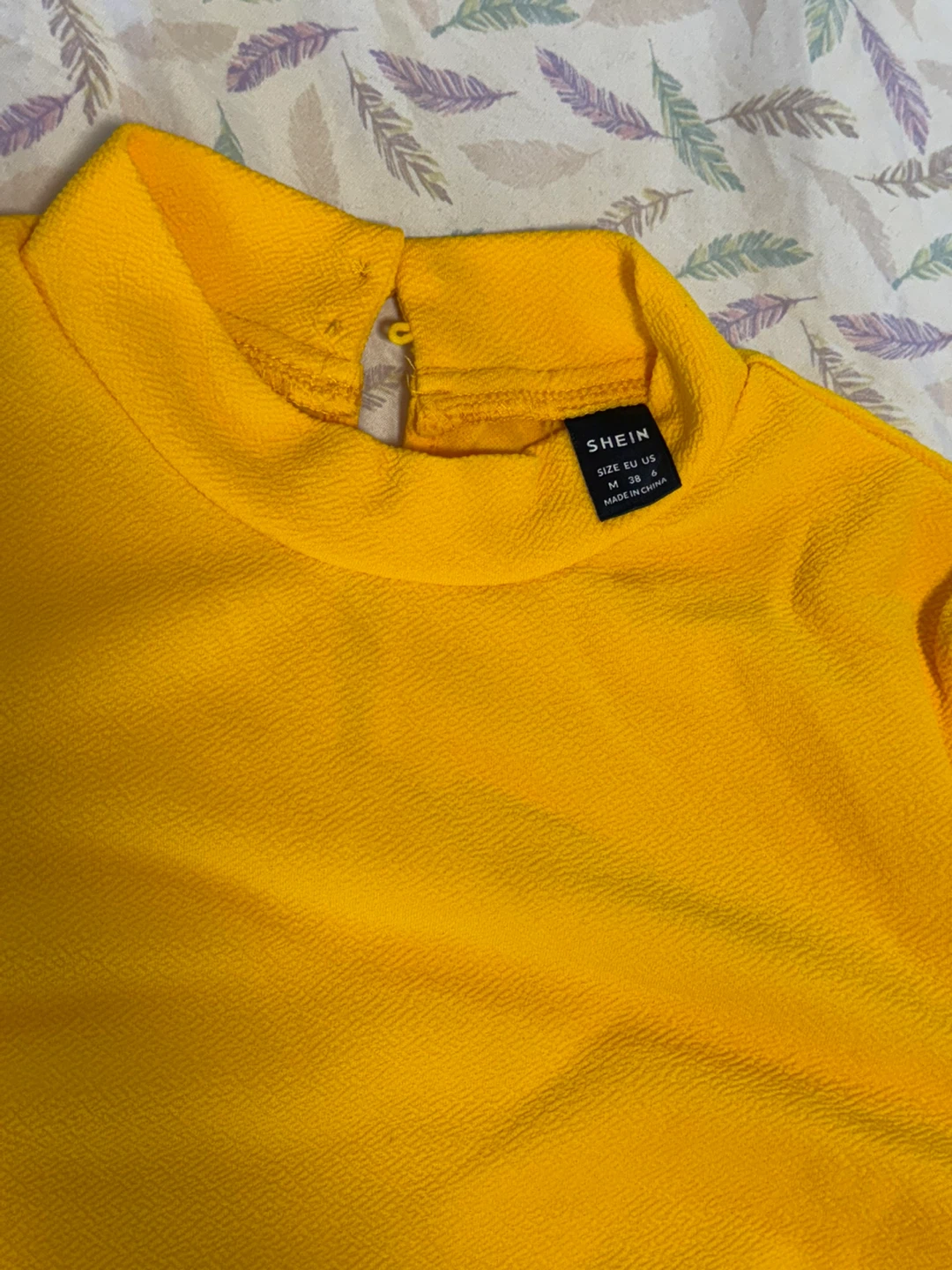 ‼️DECLUTTER‼️ Yellow Puff Sleeve Top - Size M 💛 - photo 4