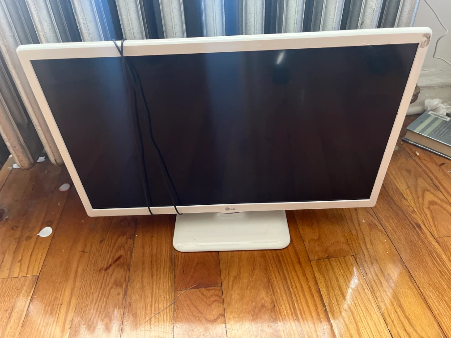 24 inch lg tv for 60$ prices negotiable - photo 2