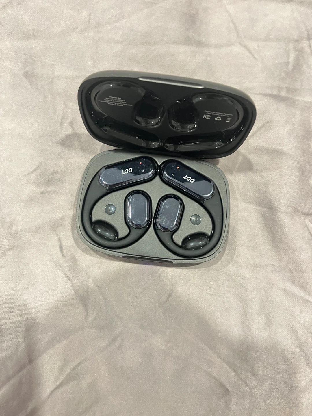 DDT Wireless Earbuds with Charging Case - photo 2