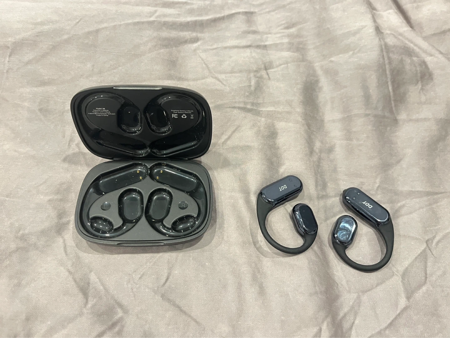 DDT Wireless Earbuds with Charging Case