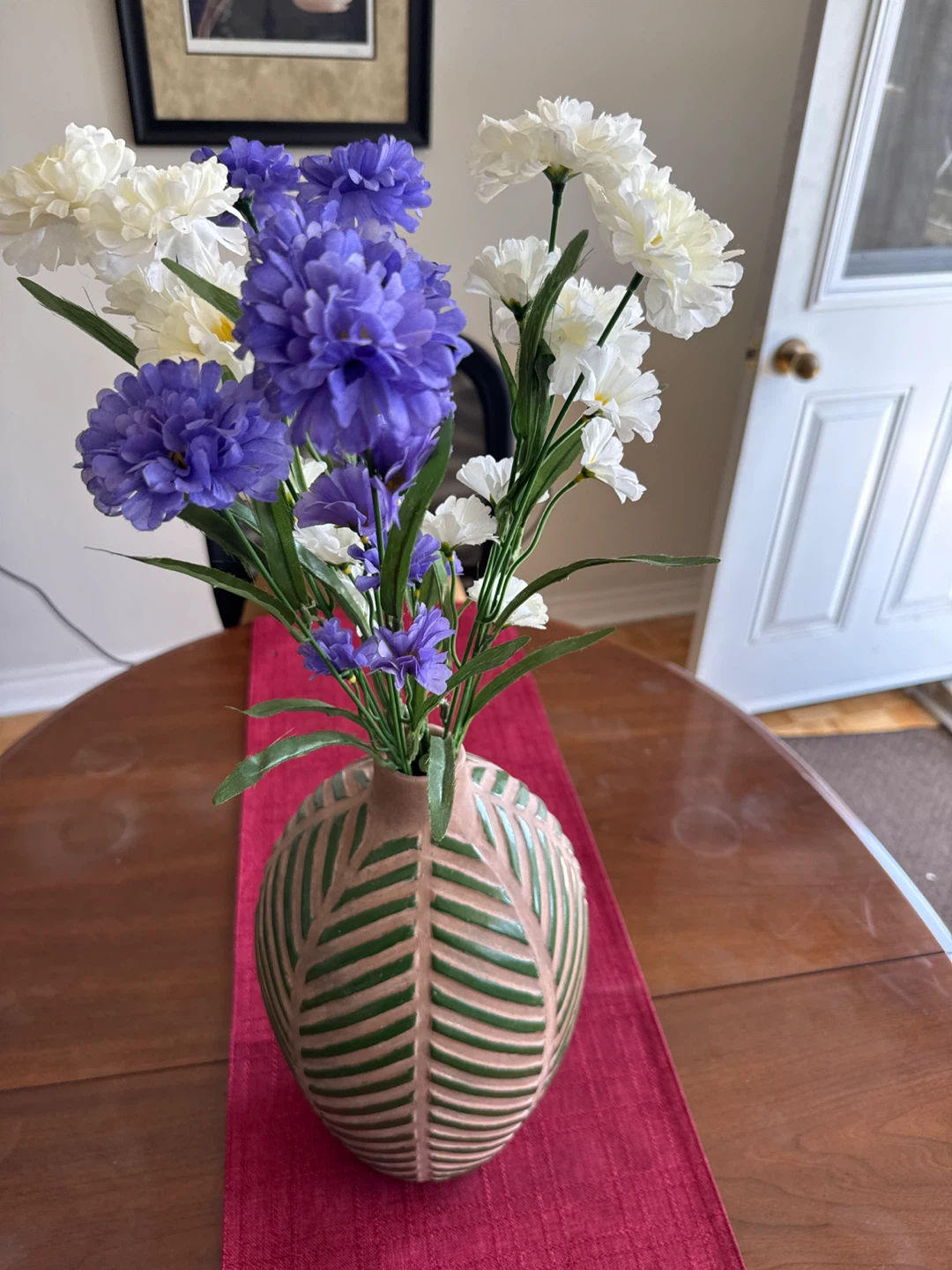 Leaf pattern clay vase with artificial flowers - photo 2