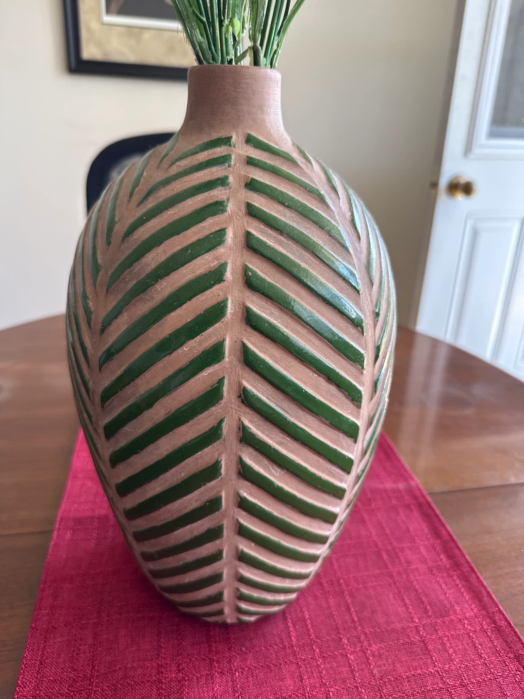 Leaf pattern clay vase with artificial flowers - photo 3