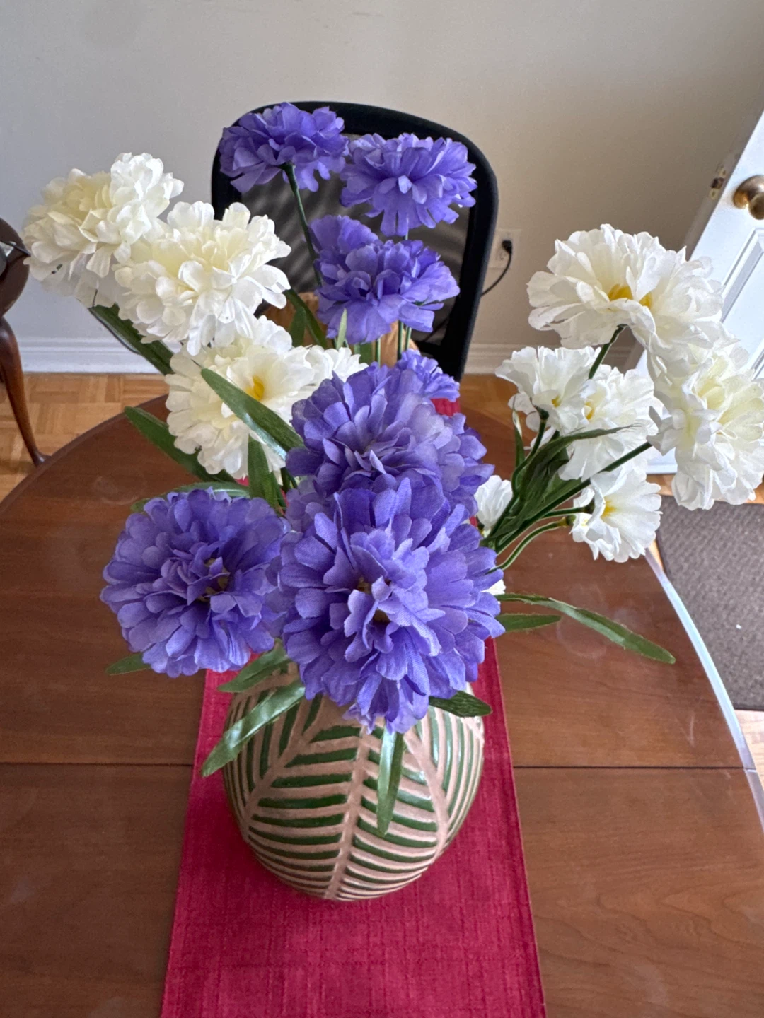 Leaf pattern clay vase with artificial flowers - photo 4