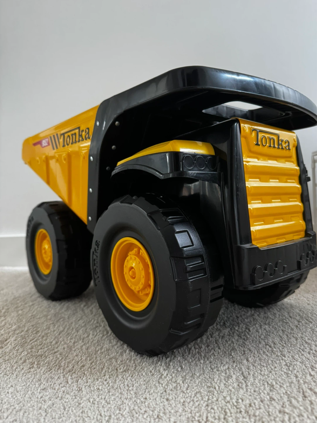Tonka 952 Dump Truck Toy
