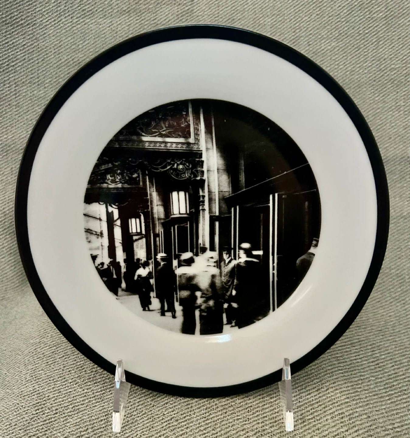 Marshall Field's 2006 Dessert Plates Set of Four in Original Box - photo 5