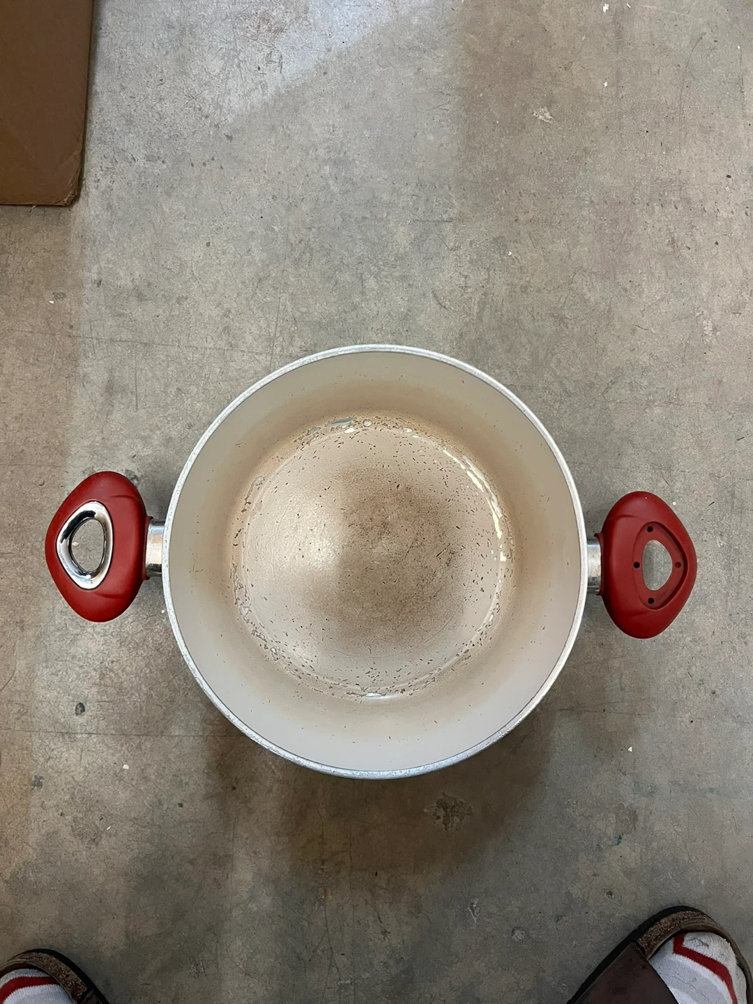 Aschernium Pot with Red Handles