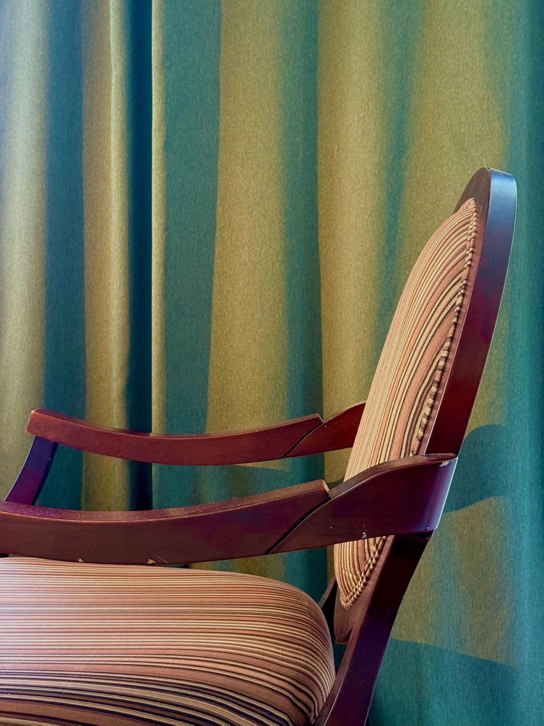 Medaliion upholdstered armchair - solid wood - photo 2