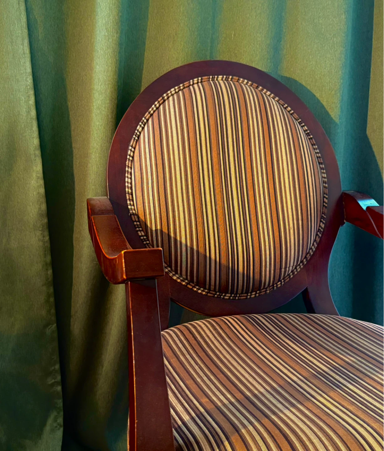 Medaliion upholdstered armchair - solid wood