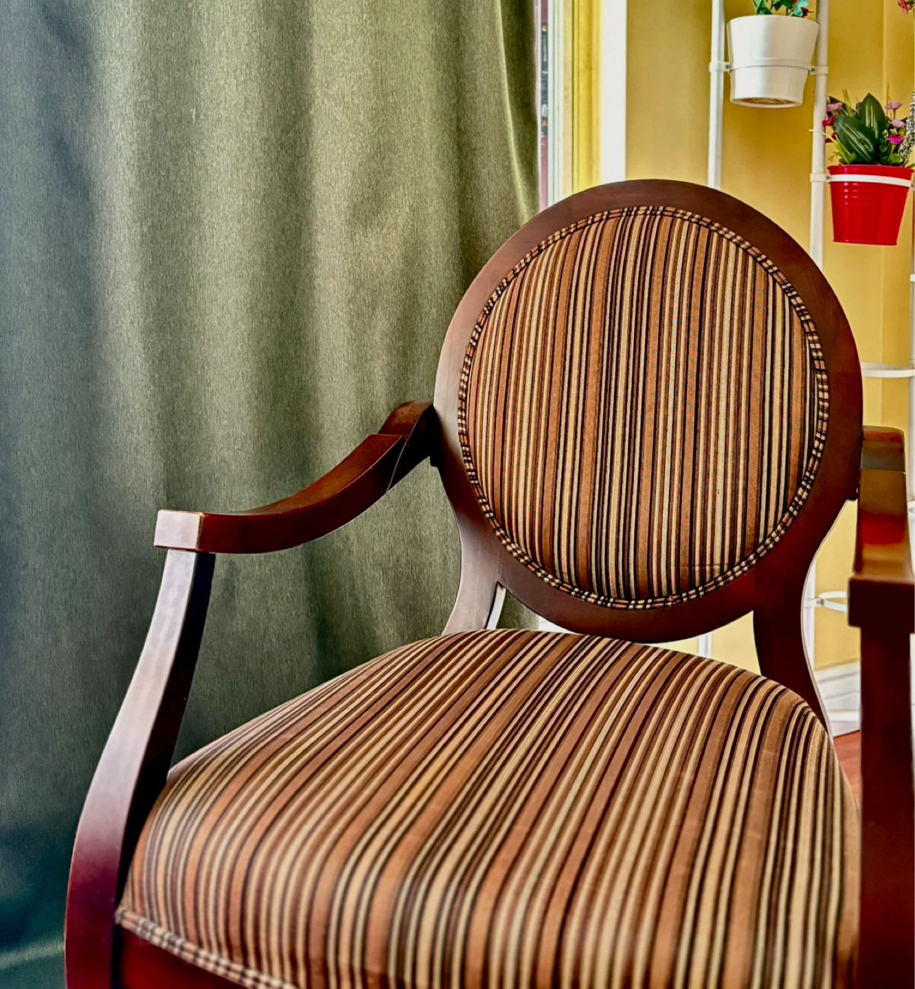 Medaliion upholdstered armchair - solid wood - photo 3