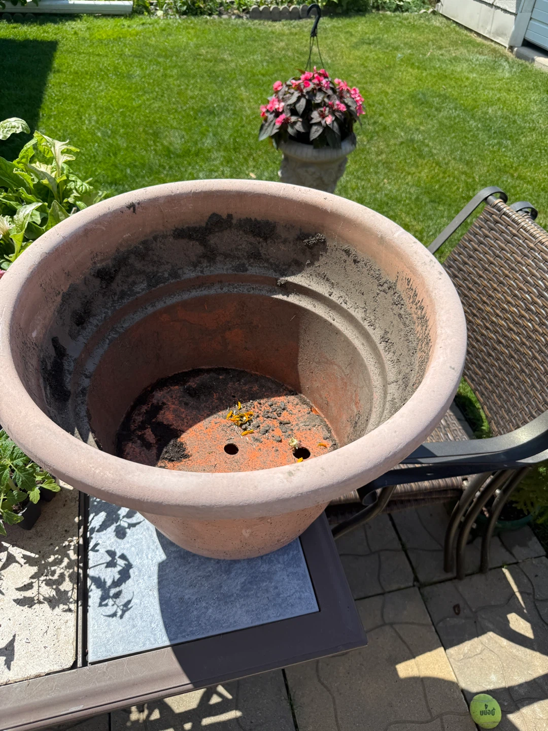 Large resin Pot planter 19” by 15.5” outdoor plant pot - photo 2
