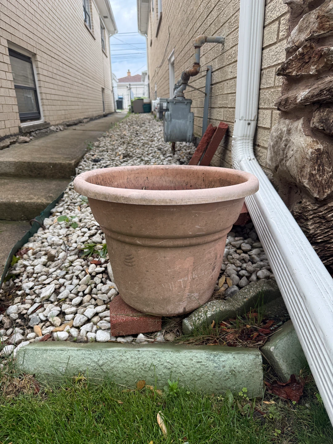 Large resin Pot planter 19” by 15.5” outdoor plant pot - photo 3