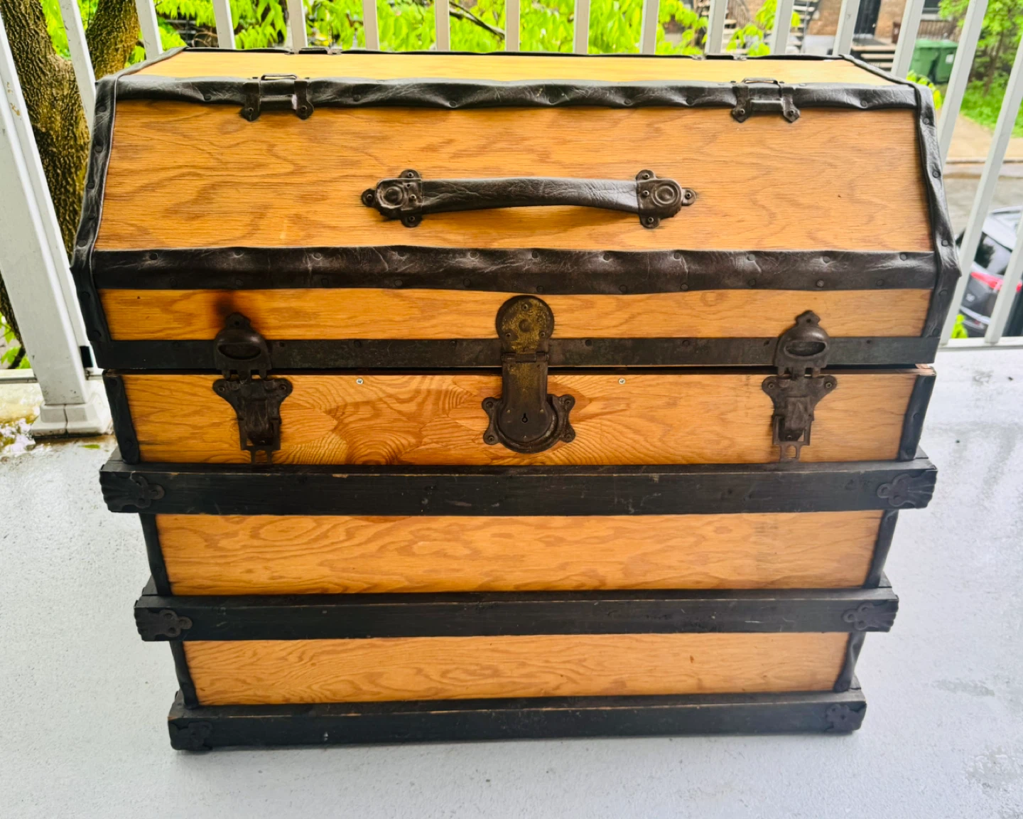 Coffre antique en bois et métal