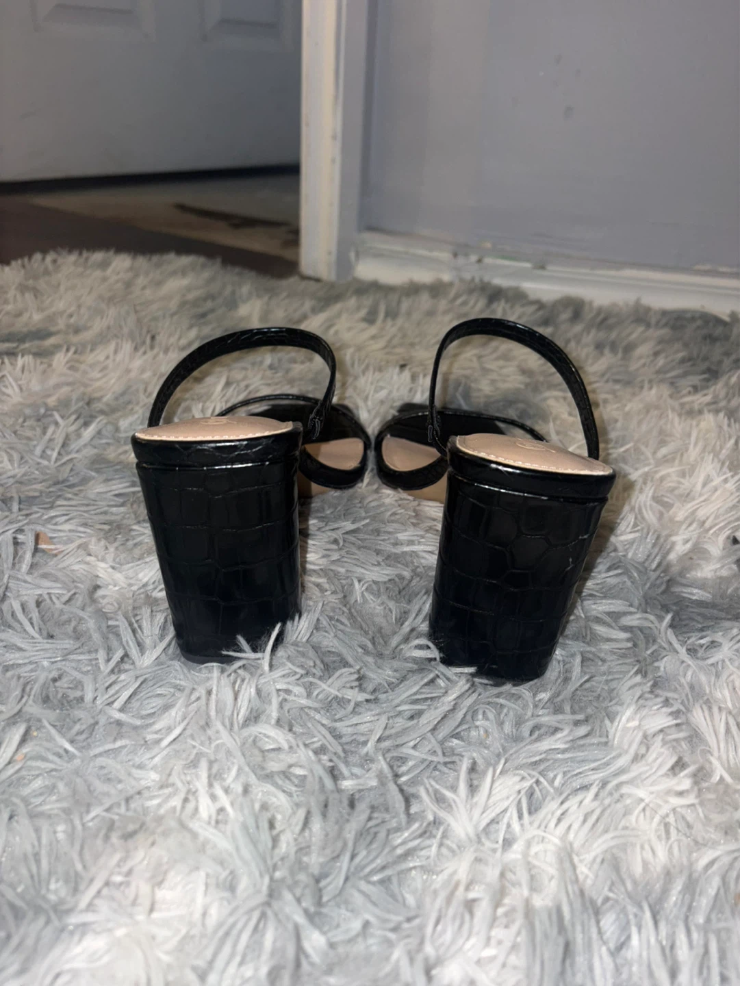 Black Crocodile-Embossed Block Heels NEVER WORN - photo 3