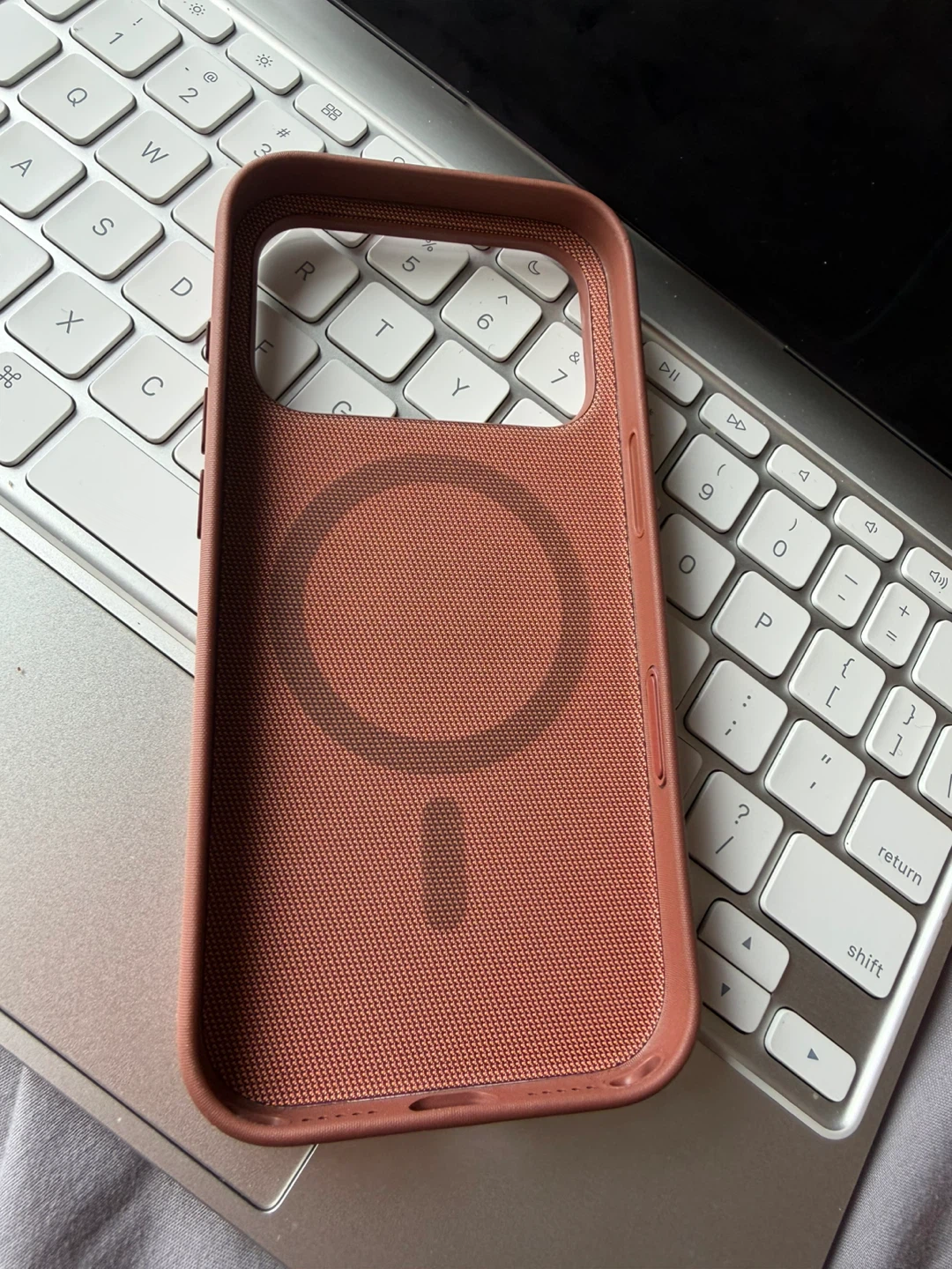 Apple iPhone 17 Pro MagSafe case - photo 4