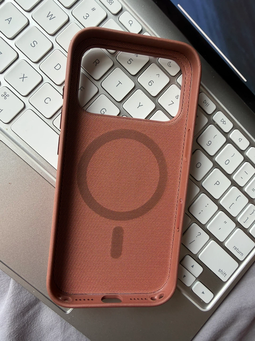 Apple iPhone 17 Pro MagSafe case - photo 2