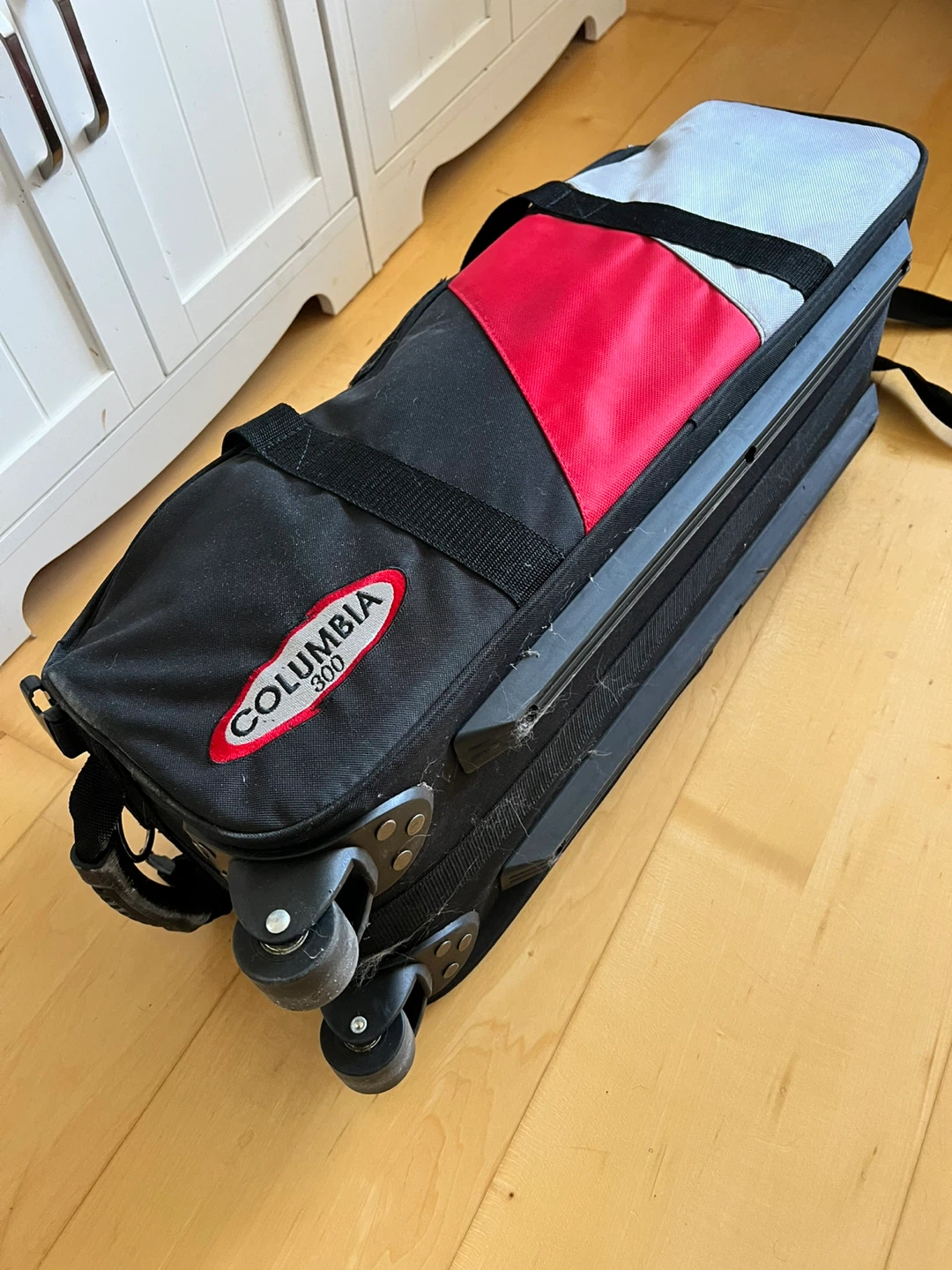 Columbia 300 Black Red Grey Rolling Travelling Bowling Ball Bag - photo 2