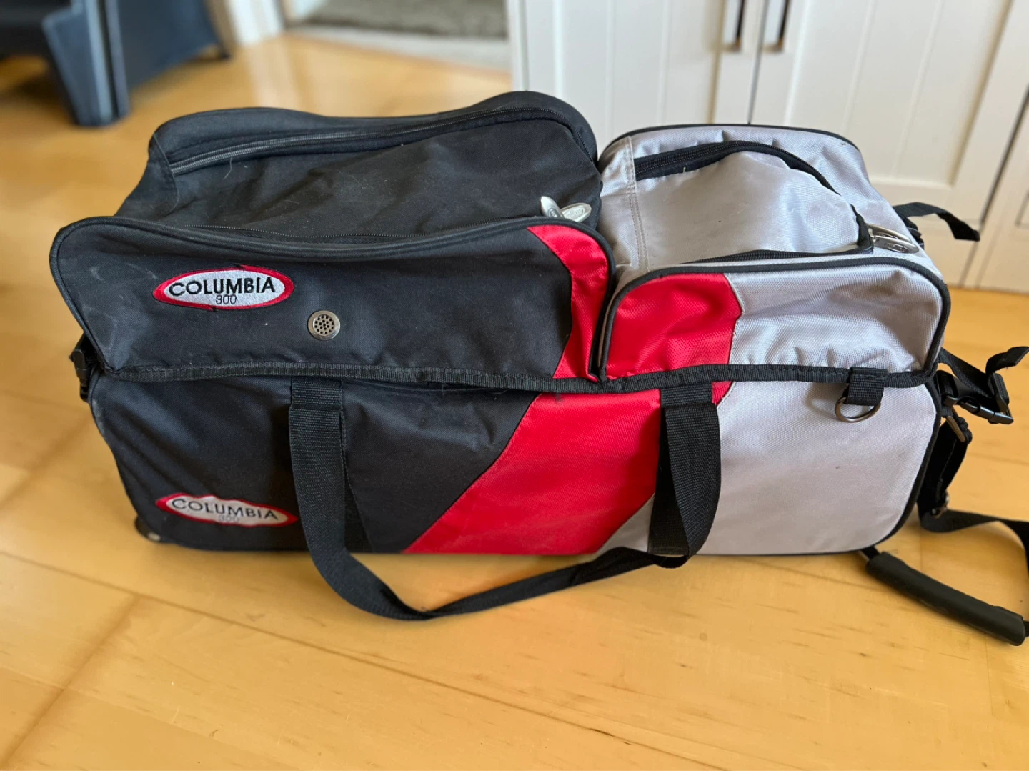 Columbia 300 Black Red Grey Rolling Travelling Bowling Ball Bag