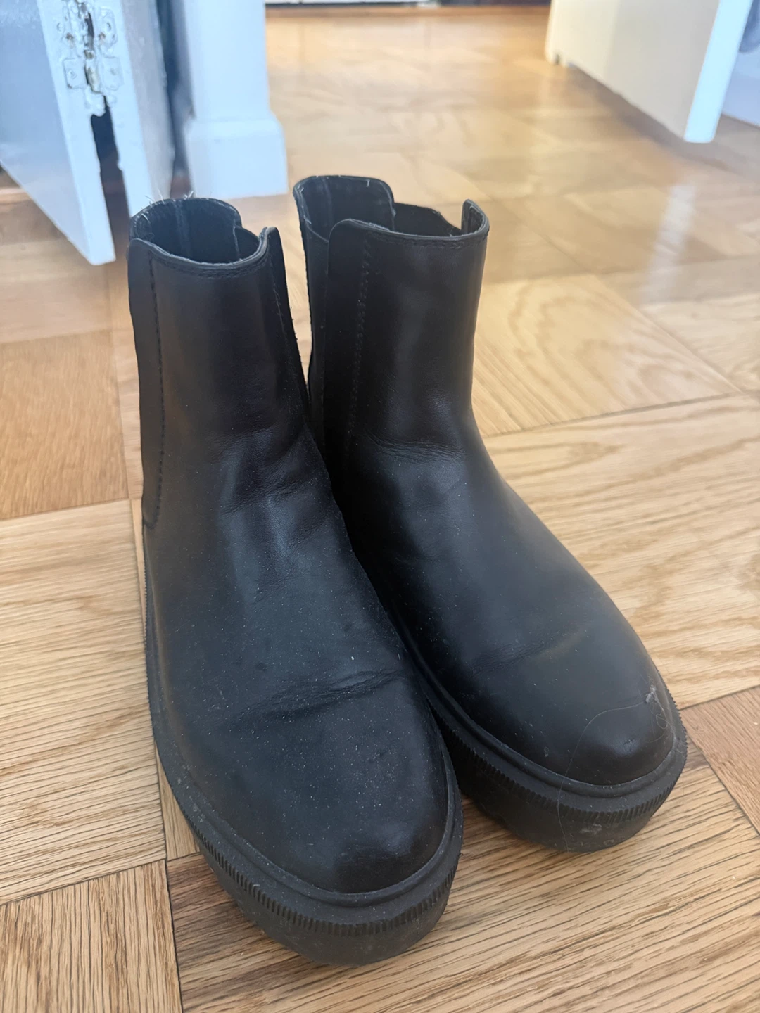Aqua Loren Black Leather Chelsea Boots Size 8M
