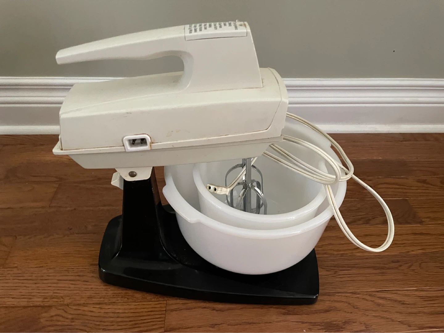 Sunbeam Hand Mixer with Bowl Stand