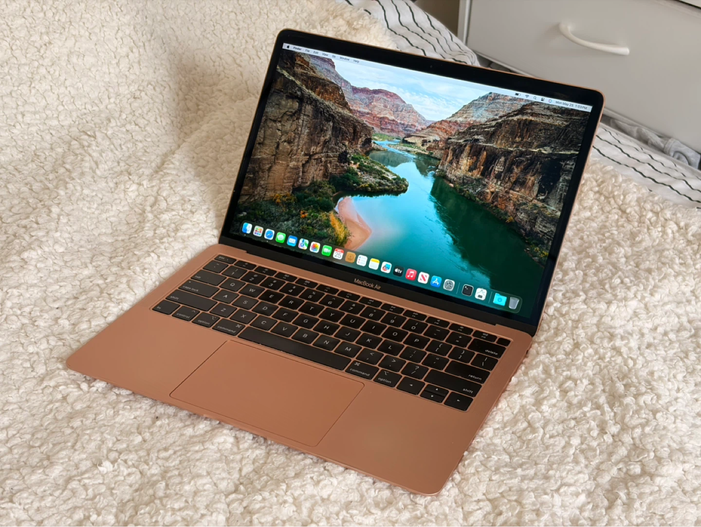 MacBook Air Rose Gold (Retina, 13-inch, 2019) — 250GB / i5 / 8GB