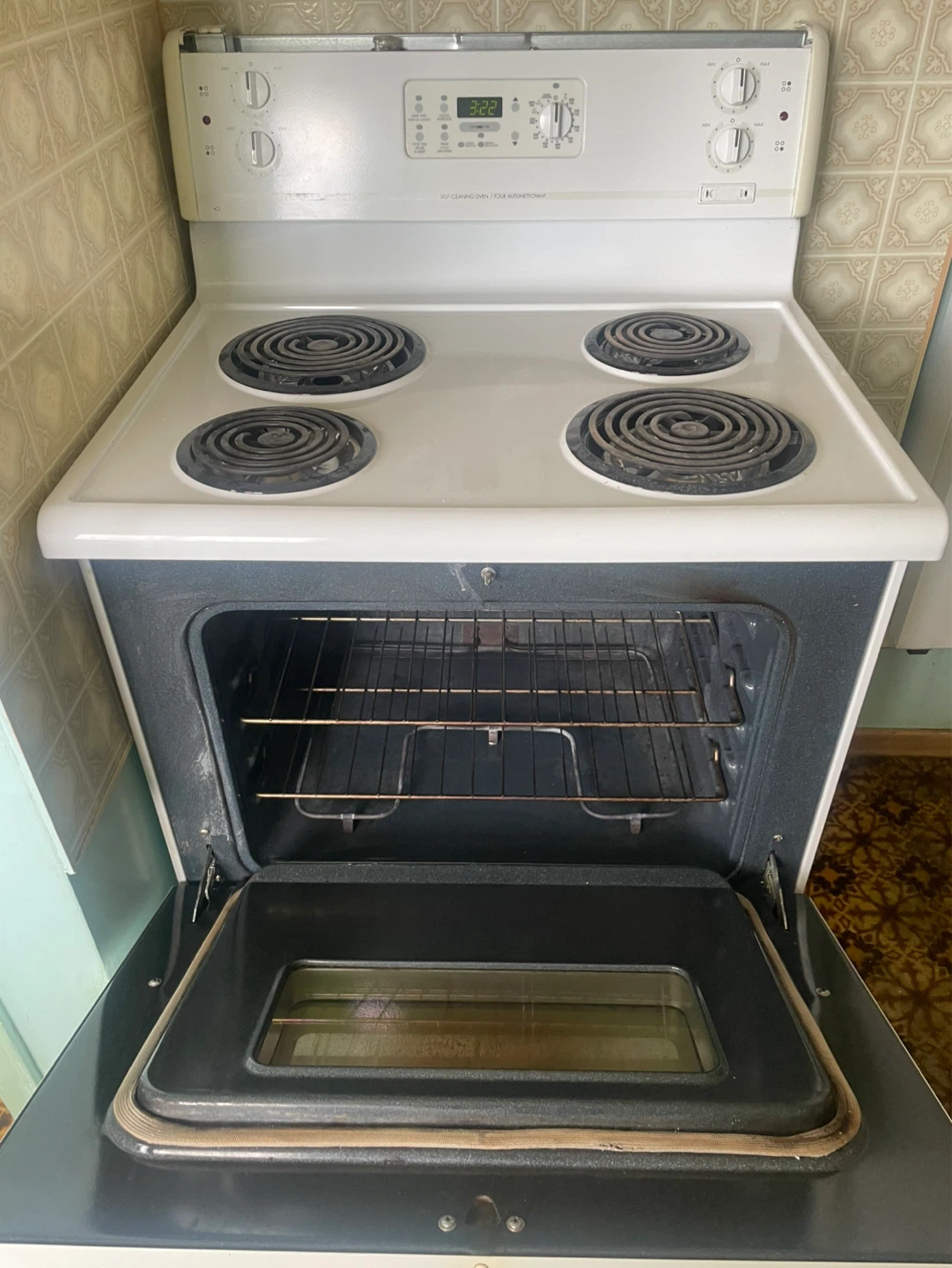 White Electric Stove with Oven - photo 2