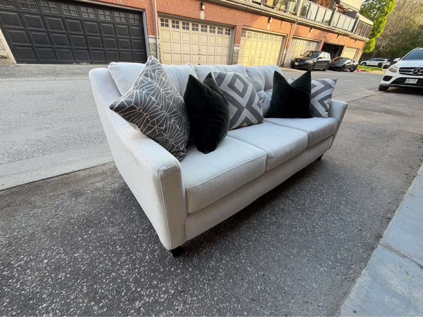 Like-New Couch - photo 2