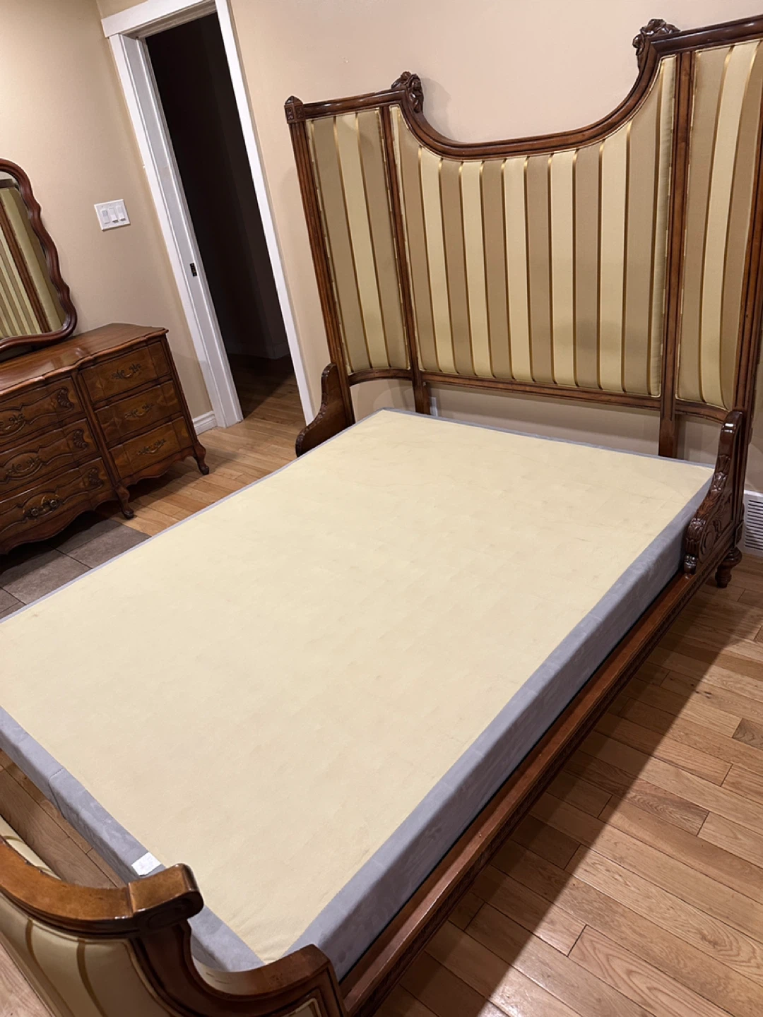 Luxury Harden French Queen Bed – Cherry Wood & Silk Upholstery - photo 3