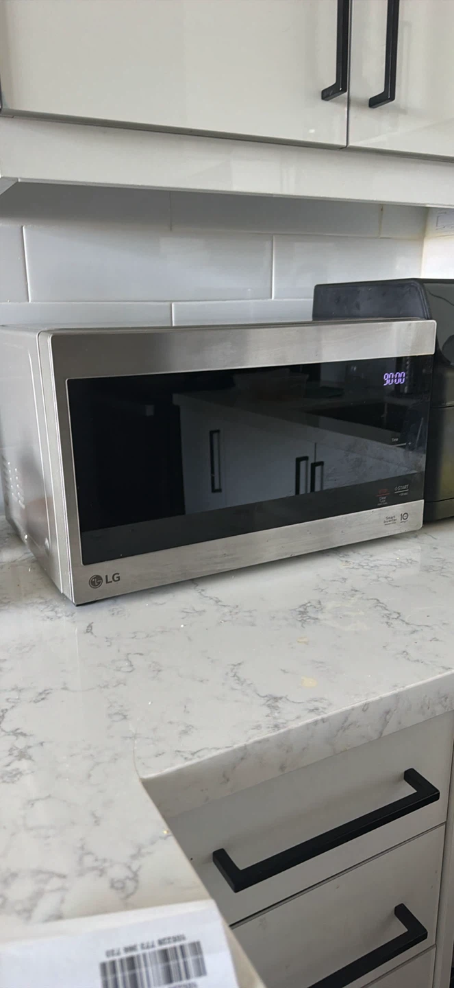 LG Microwave – Excellent Condition - photo 2
