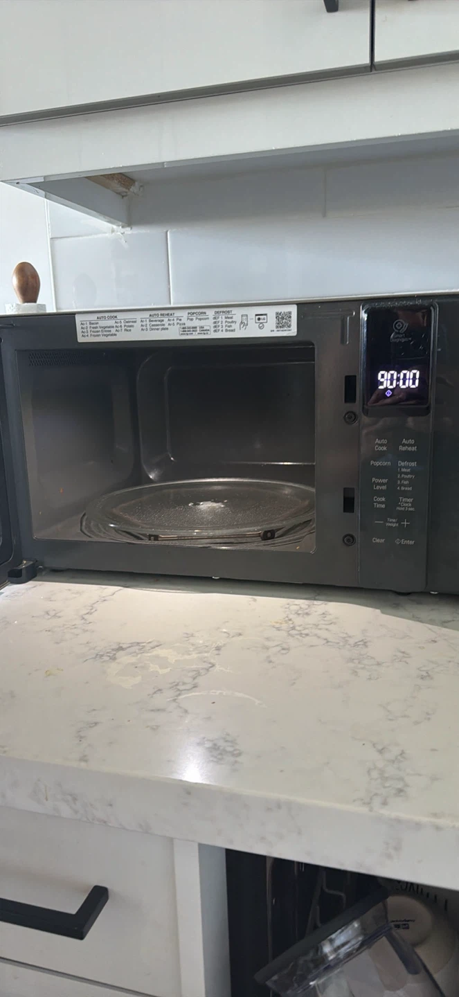 LG Microwave – Excellent Condition - photo 4
