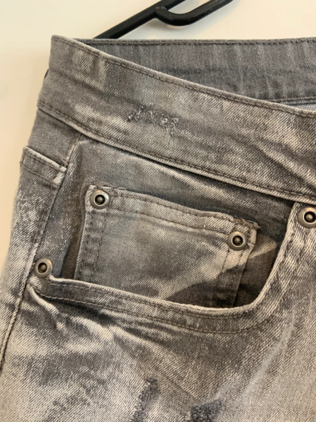 UH DENIM Slim/Mince Grey Distressed Jeans - Size 32 - photo 4