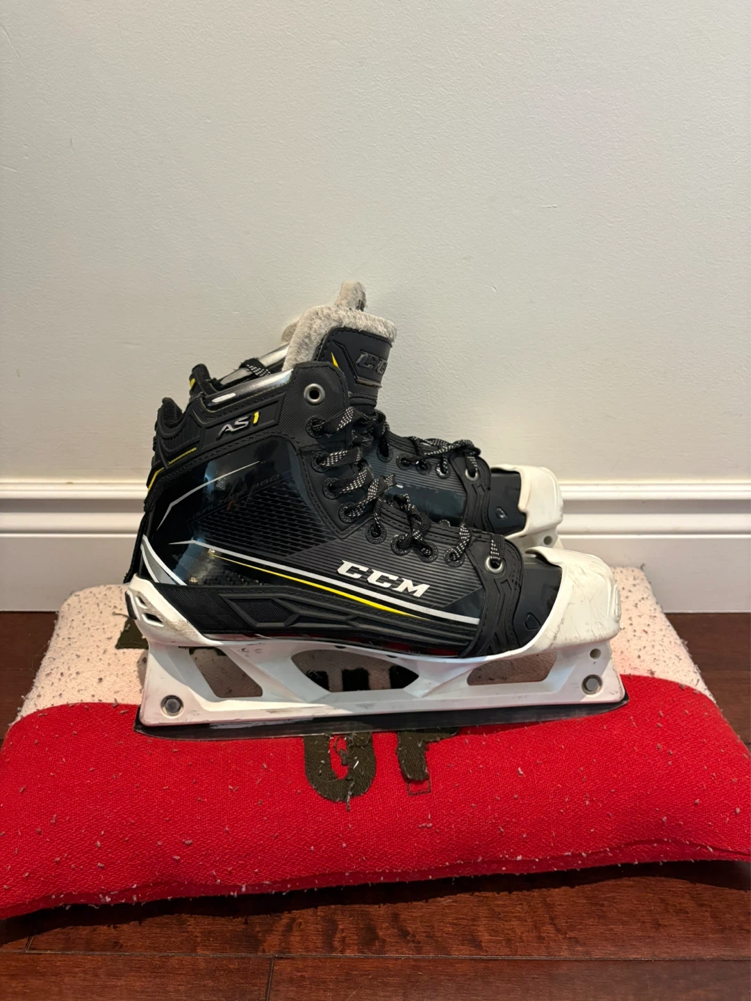 CCM Super Tacks Goalie Skates - Size 8 - photo 2