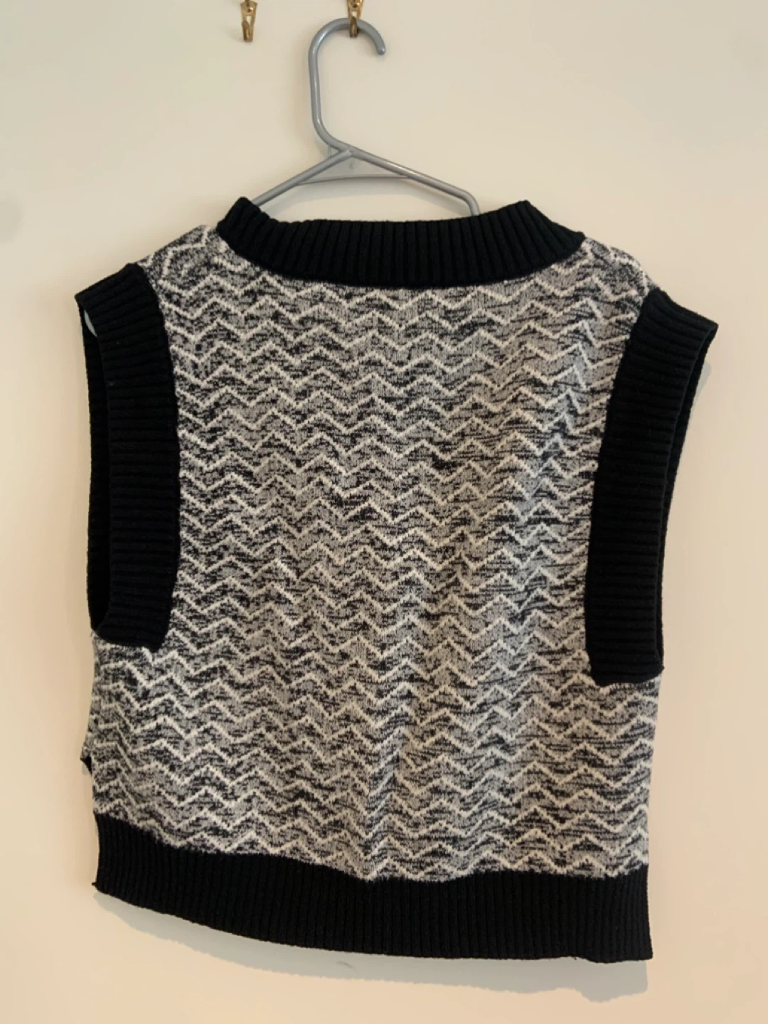 Black and white chevron knit vest - photo 2