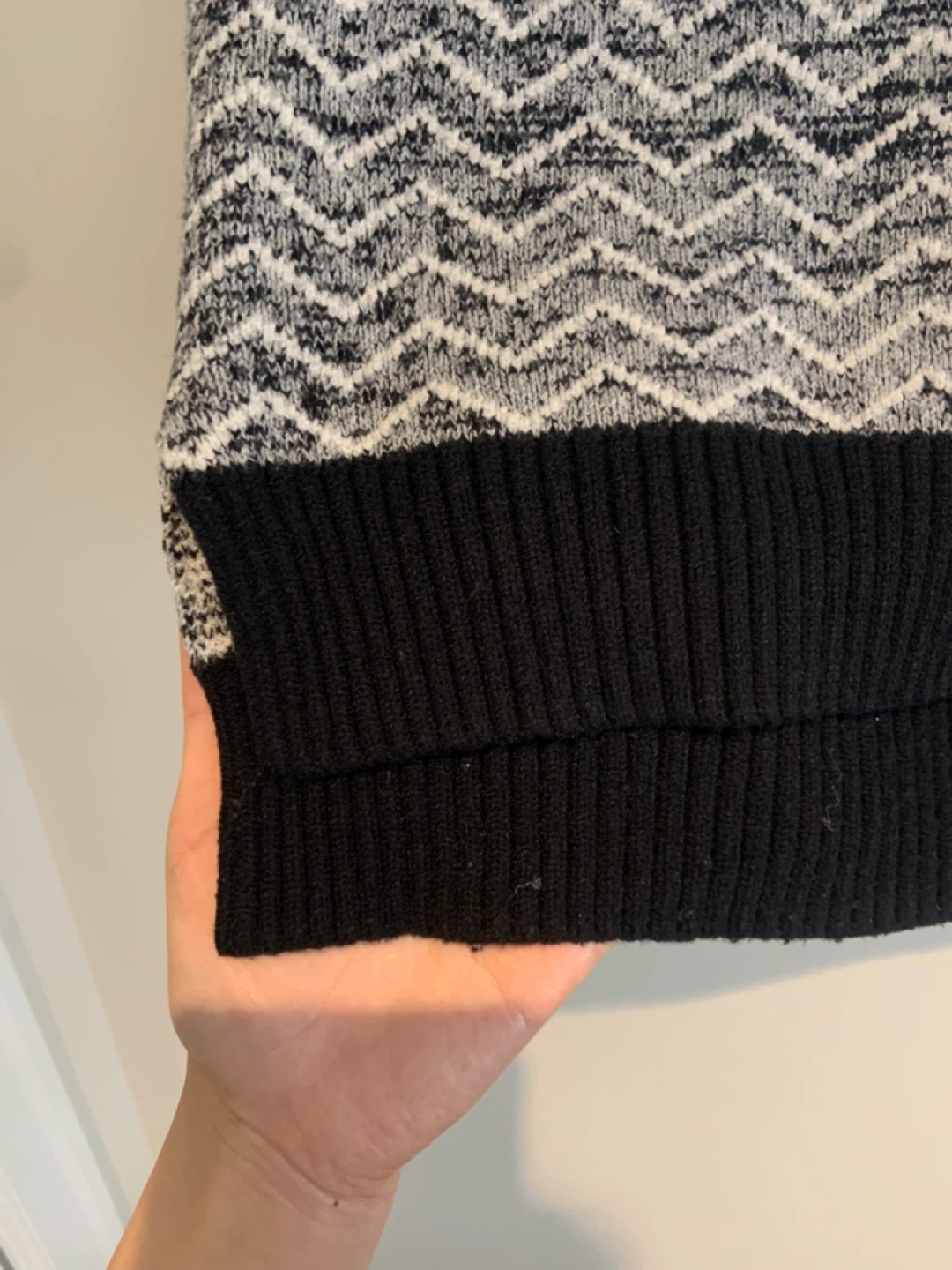 Black and white chevron knit vest - photo 4