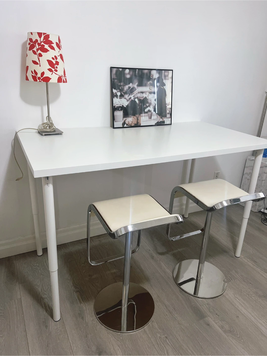 White Desk with Two Bar Stools, delivery available - photo 2