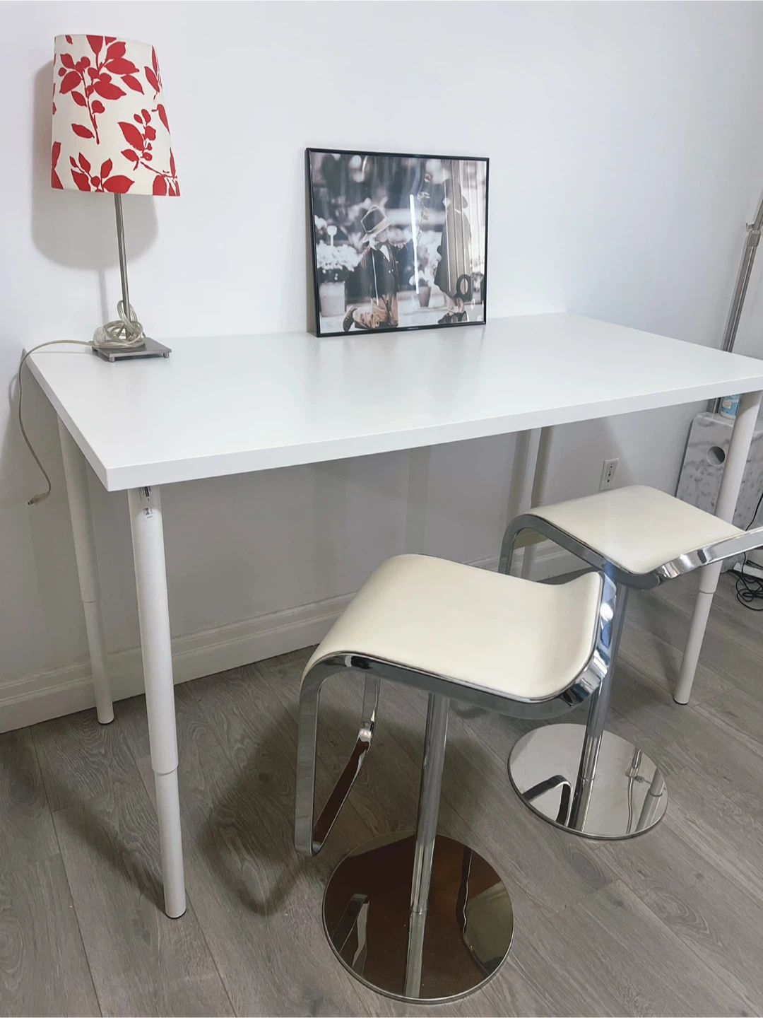 White Desk with Two Bar Stools, delivery available - photo 3