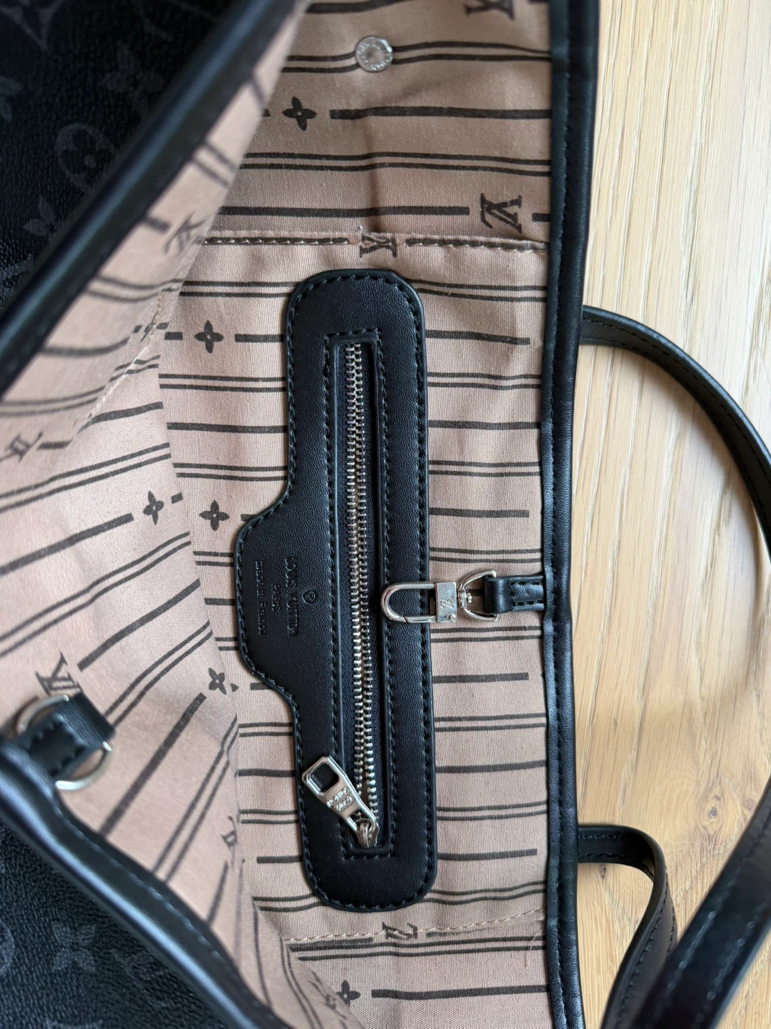 Louis Vuitton Neverfull Tote Bag - photo 2
