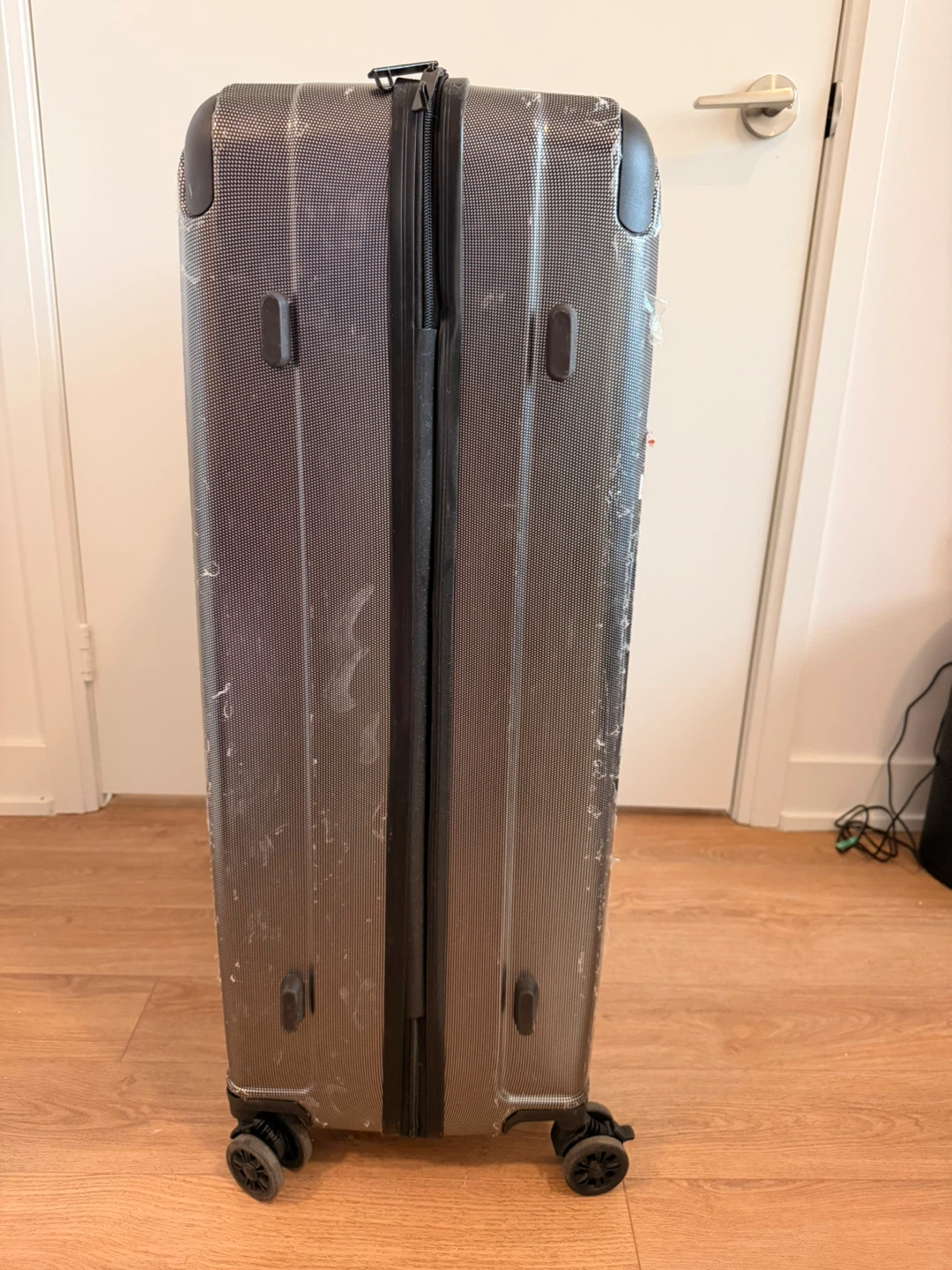 Grey Spinner Hardside Suitcase - photo 4