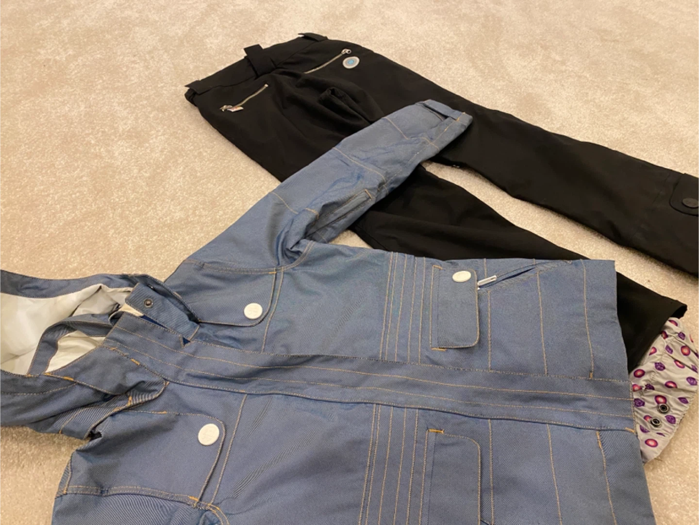 XS Women’s Snowboard Jacket and Black Snowpants Set - photo 3