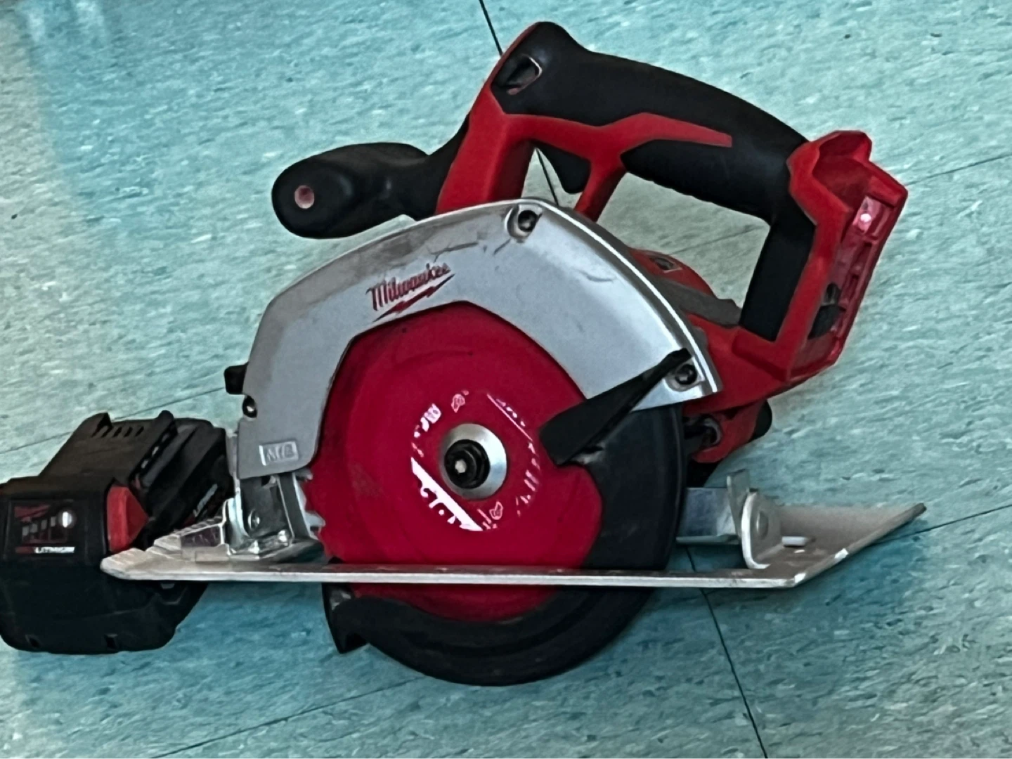 Milwaukee M18 Cordless Circular Saw with 5.0 Ah Battery - photo 5