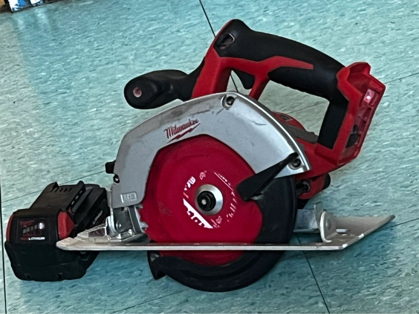 Milwaukee M18 Cordless Circular Saw with 5.0 Ah Battery - photo 4