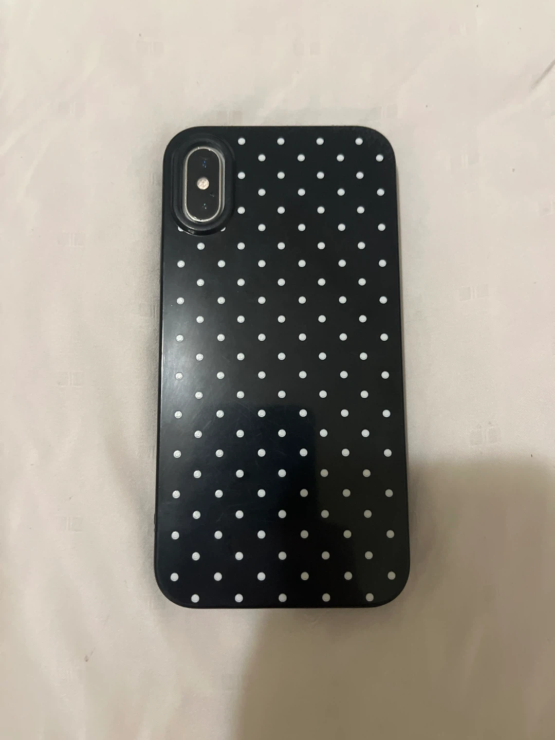 White Iphone xs with 64gb storage and phonecase