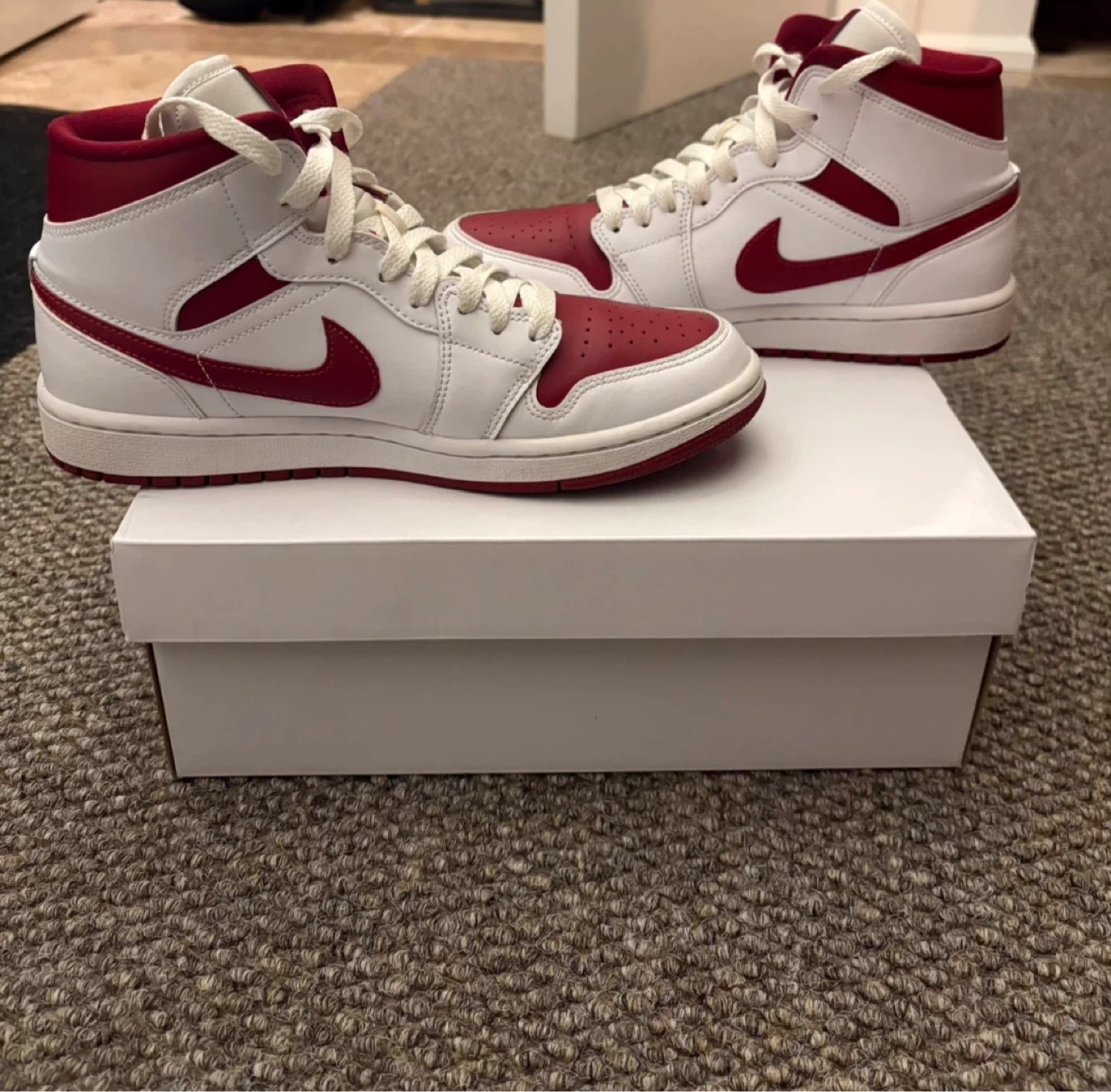 Jordan 1 Mid Reverse Chicago Women’s Size 8.5 - photo 2