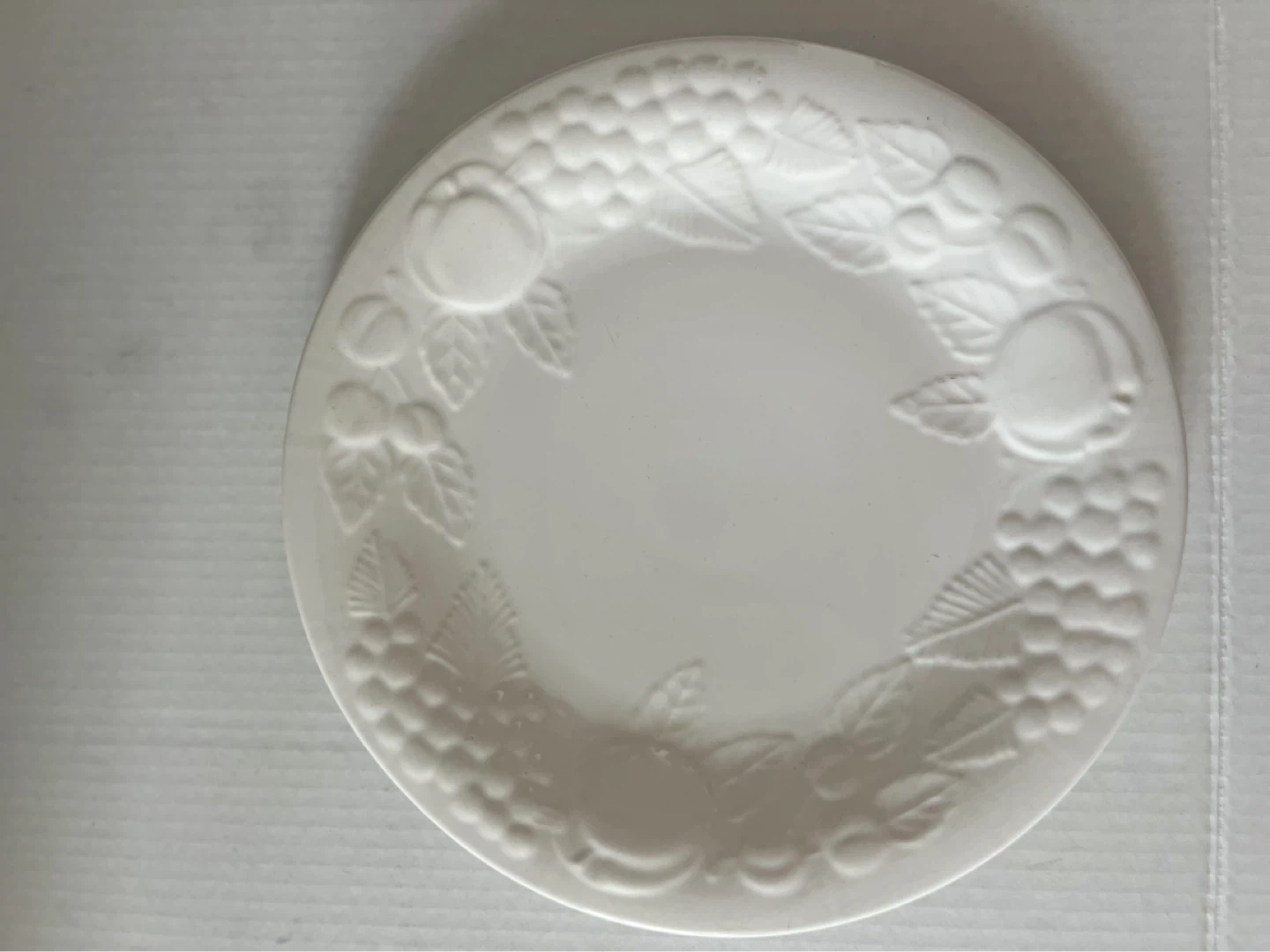 White Embossed Fruit Plate - photo 3