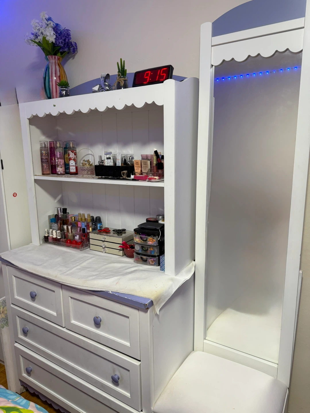 ‼️NEED GONE‼️ White Vanity with Mirror and Stool - photo 2
