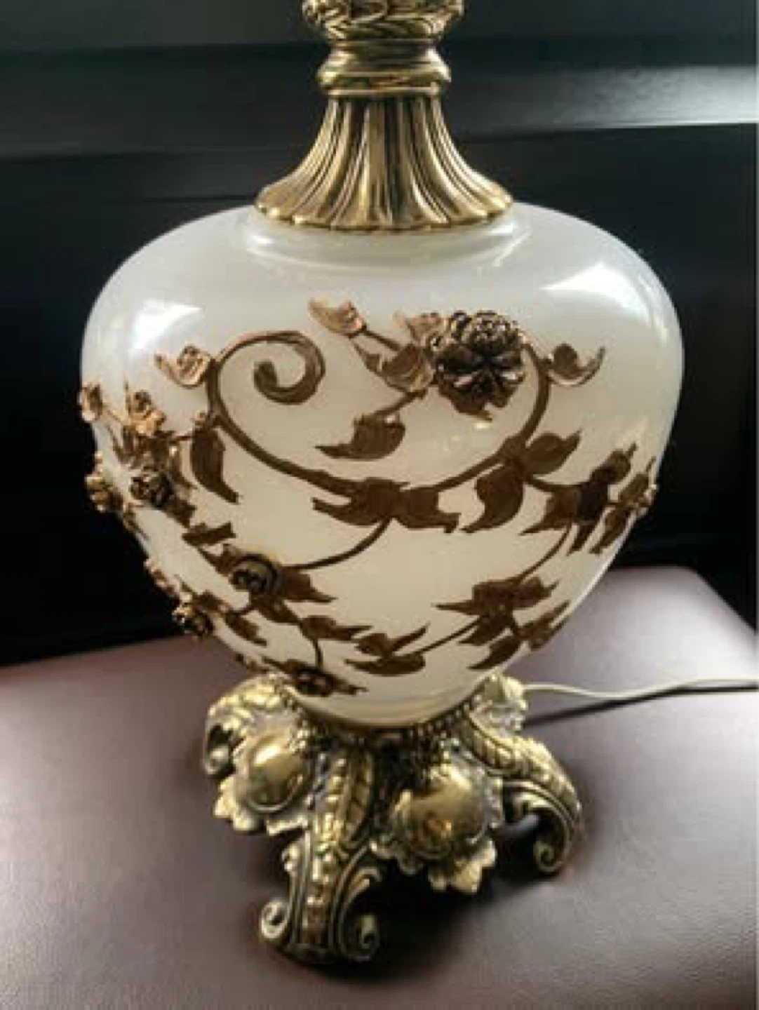 Vintage Italian Table Lamp with Floral Accents - photo 2